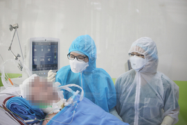 Phổi phi công Anh tiếp tục cải thiện, Lãnh sự quán Anh đề nghị vào thăm