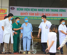 Bệnh nhân 19 được xuất viện, đi máy bay về nhà ở TP.HCM