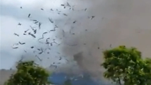 Chồng chết sau cơn lốc xoáy kinh hoàng, vợ không đủ tiền thuê kèn trống đưa tang