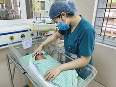 Bé trai bị bỏ rơi dưới hố ga: Mẹ nghe thấy tiếng con khóc vẫn mặc kệ bỏ đi