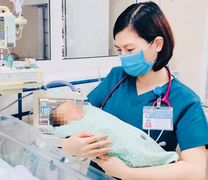 Bé trai bị bỏ rơi dưới hố ga: Mẹ nghe thấy tiếng con khóc vẫn mặc kệ bỏ đi