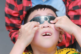 Công nhân xây dựng chống chọi với nắng nóng 40 độ C ở Hà Nội