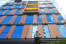 Công nhân xây dựng chống chọi với nắng nóng 40 độ C ở Hà Nội