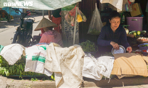 Công nhân xây dựng chống chọi với nắng nóng 40 độ C ở Hà Nội