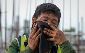 Công nhân xây dựng chống chọi với nắng nóng 40 độ C ở Hà Nội