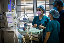 Bé trai bị bỏ rơi dưới hố ga: Mẹ nghe thấy tiếng con khóc vẫn mặc kệ bỏ đi