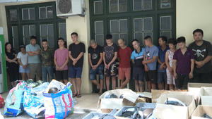 Thủ đoạn kiếm lợi bất chính của những kẻ bán gương ô tô vặt trộm ở chợ Trời 