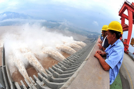 Lũ lớn, Chủ tịch và Thủ tướng Trung Quốc cùng rời Bắc Kinh đi thị sát