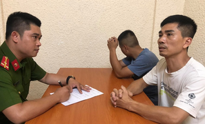 Thủ đoạn kiếm lợi bất chính của những kẻ bán gương ô tô vặt trộm ở chợ Trời 