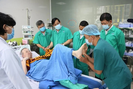 Phi công người Anh vui vẻ trò chuyện với y bác sĩ