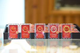 Xô đổ kỷ lục, giá vàng trong nước lại lập đỉnh mới