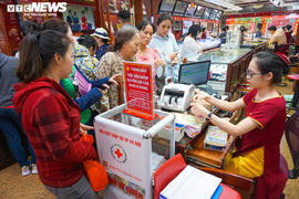 Vàng đắt chưa từng có, dân rồng rắn kéo nhau đi bán 