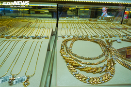 Giá vàng lao dốc, nhà đầu tư trong nước lỗ hơn 2 triệu đồng/lượng sau 1 ngày