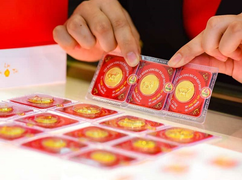 Giá vàng lao dốc, nhà đầu tư trong nước lỗ hơn 2 triệu đồng/lượng sau 1 ngày