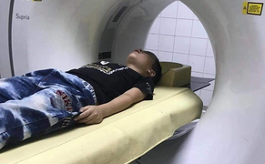 Bé lớp 1 bị bố của bạn hành hung: 'Không có người can thì hắn đánh bé đến chết'