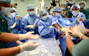 Cặp song sinh Trúc Nhi - Diệu Nhi hết sốt, ăn được sữa sau 11 ngày mổ tách rời