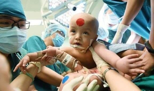 Cặp song sinh Trúc Nhi - Diệu Nhi hết sốt, ăn được sữa sau 11 ngày mổ tách rời