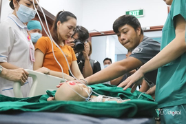 Cặp song sinh Trúc Nhi - Diệu Nhi hết sốt, ăn được sữa sau 11 ngày mổ tách rời