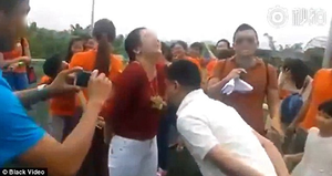 Tôi kinh hãi khi xem hình ảnh phản cảm của mình trong clip trò chơi tập thể