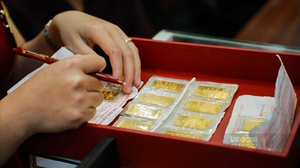 Giá vàng lao dốc, nhà đầu tư trong nước lỗ hơn 2 triệu đồng/lượng sau 1 ngày