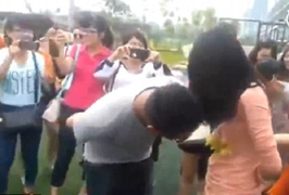 Tôi kinh hãi khi xem hình ảnh phản cảm của mình trong clip trò chơi tập thể