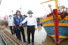 Ngư dân Sầm Sơn kéo thuyền lên lề đường tránh bão