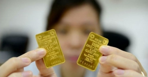 Giá vàng lao dốc, nhà đầu tư trong nước lỗ hơn 2 triệu đồng/lượng sau 1 ngày