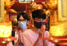 Trời mưa, thí sinh vẫn nườm nượp đến Văn Miếu cầu may trước kỳ thi THPT