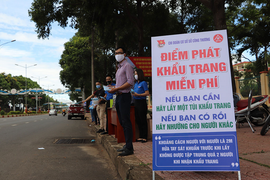 Video: Phát hàng nghìn khẩu trang miễn phí cho người đi đường ở Đắk Lắk