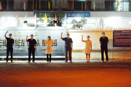 Y bác sĩ Bệnh viện C Đà Nẵng vẫy tay chào mừng phút dỡ lệnh phong tỏa