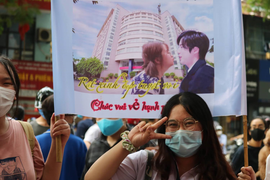 Thí sinh được bạn thân căng băng rôn chào đón như thần tượng