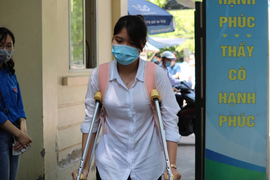 Thí sinh bị gãy chân, phải chống nạng đi thi môn cuối kỳ thi tốt nghiệp THPT