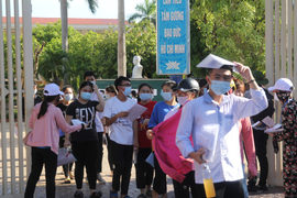 Nữ sinh Sóc Trăng đưa tang cha rồi quay lại điểm thi tốt nghiệp THPT