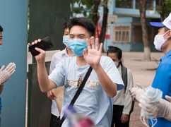 Ảnh: Thí sinh vui vẻ kết thúc bài thi tổ hợp Khoa học xã hội