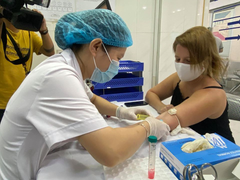 Người phụ nữ Mỹ vượt ngàn cây số từ TP.HCM ra Hà Nội hiến huyết tương cứu người