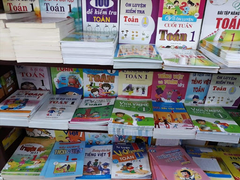 Mập mờ sách giáo khoa và sách tham khảo, hiệu trưởng có bị cách chức?