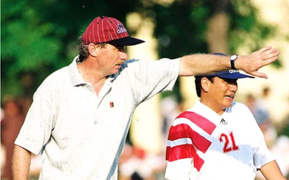 Alfred Riedl: Đẩy Van Gaal lên ghế dự bị, ghi bàn nhiều hơn cả Platini