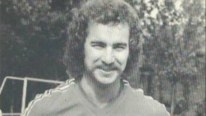 Alfred Riedl: Đẩy Van Gaal lên ghế dự bị, ghi bàn nhiều hơn cả Platini