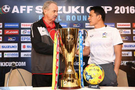 Alfred Riedl: Đẩy Van Gaal lên ghế dự bị, ghi bàn nhiều hơn cả Platini