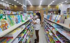 Mập mờ sách giáo khoa và sách tham khảo, hiệu trưởng có bị cách chức?