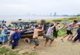 Vì sao bão số 5 đổ bộ miền Trung nhưng lại gây mưa lớn khủng khiếp tại Hà Nội?