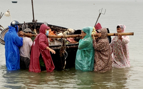 Vì sao bão số 5 đổ bộ miền Trung nhưng lại gây mưa lớn khủng khiếp tại Hà Nội?