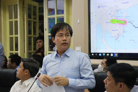 Vì sao bão số 5 đổ bộ miền Trung nhưng lại gây mưa lớn khủng khiếp tại Hà Nội?