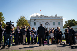 Cung cấp thuốc chữa bệnh cho Trump: Doanh nghiệp nhận danh tiếng hay tai tiếng?