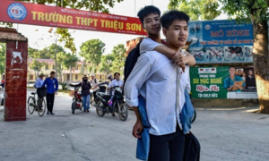 Nam sinh 10 năm cõng bạn chọn Đại học Y Thái Bình, không muốn xét đặc cách