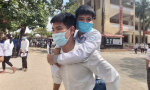 Nam sinh 10 năm cõng bạn chọn Đại học Y Thái Bình, không muốn xét đặc cách