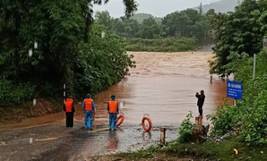 Ảnh: Mưa trắng trời, nước lũ ở các huyện miền núi Quảng Trị lên nhanh