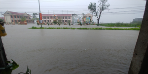 Mưa trắng trời, Huế cho học sinh nghỉ học, thuỷ điện tăng cường xả nước