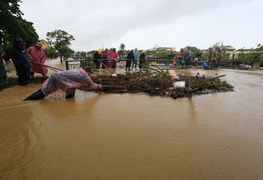 Người Quảng Nam dầm mình trong mưa dọn rác, khơi thông dòng chảy qua cầu An Hội