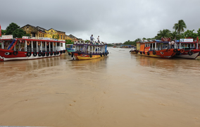 Ảnh: Nước sông Hoài dâng cao, nhiều tuyến đường ở phố cổ Hội An ngập sâu